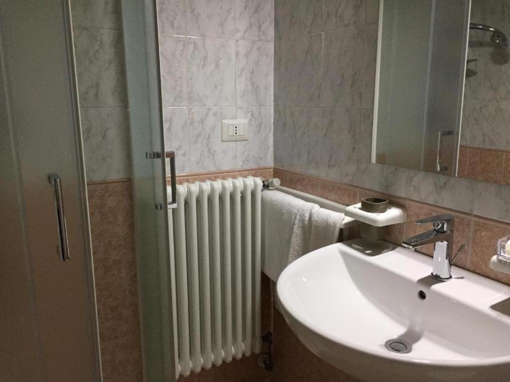 Camera B&B Hotel Parma Buitenkant foto